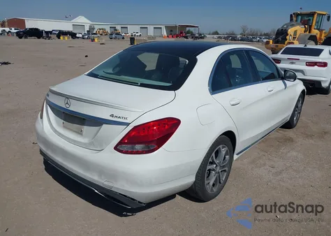 2016 Mercedes-Benz C 300 4Matic z USA, uszkodzony, nr VIN 55SWF4KB9GU146647